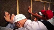 البكاء عند الكعبة في المنام للمتزوجة